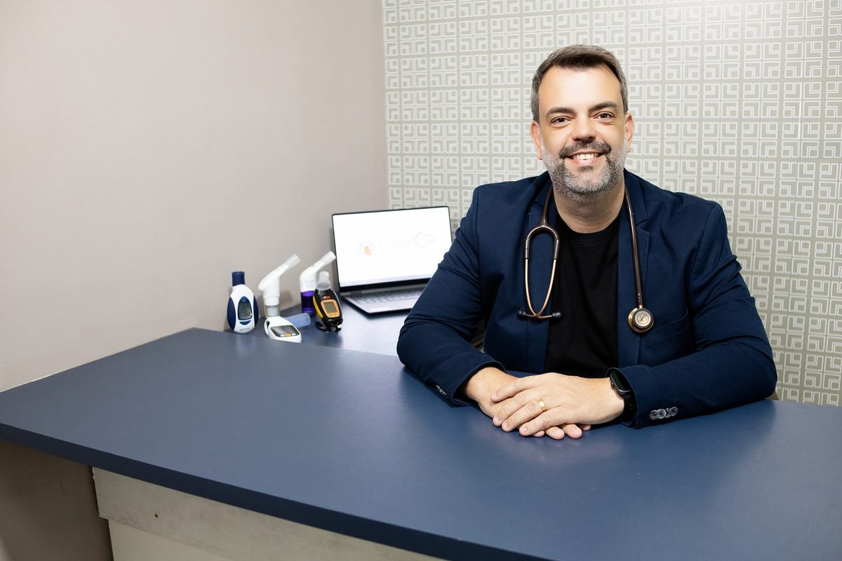 Dr. Otávio Plazzi em atendimento clínico com equipamentos de avaliação respiratória